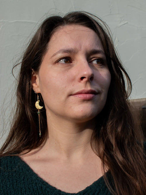 Boucles d’oreilles artisanales en laiton et perles en verre tchèque – Lunes bleues