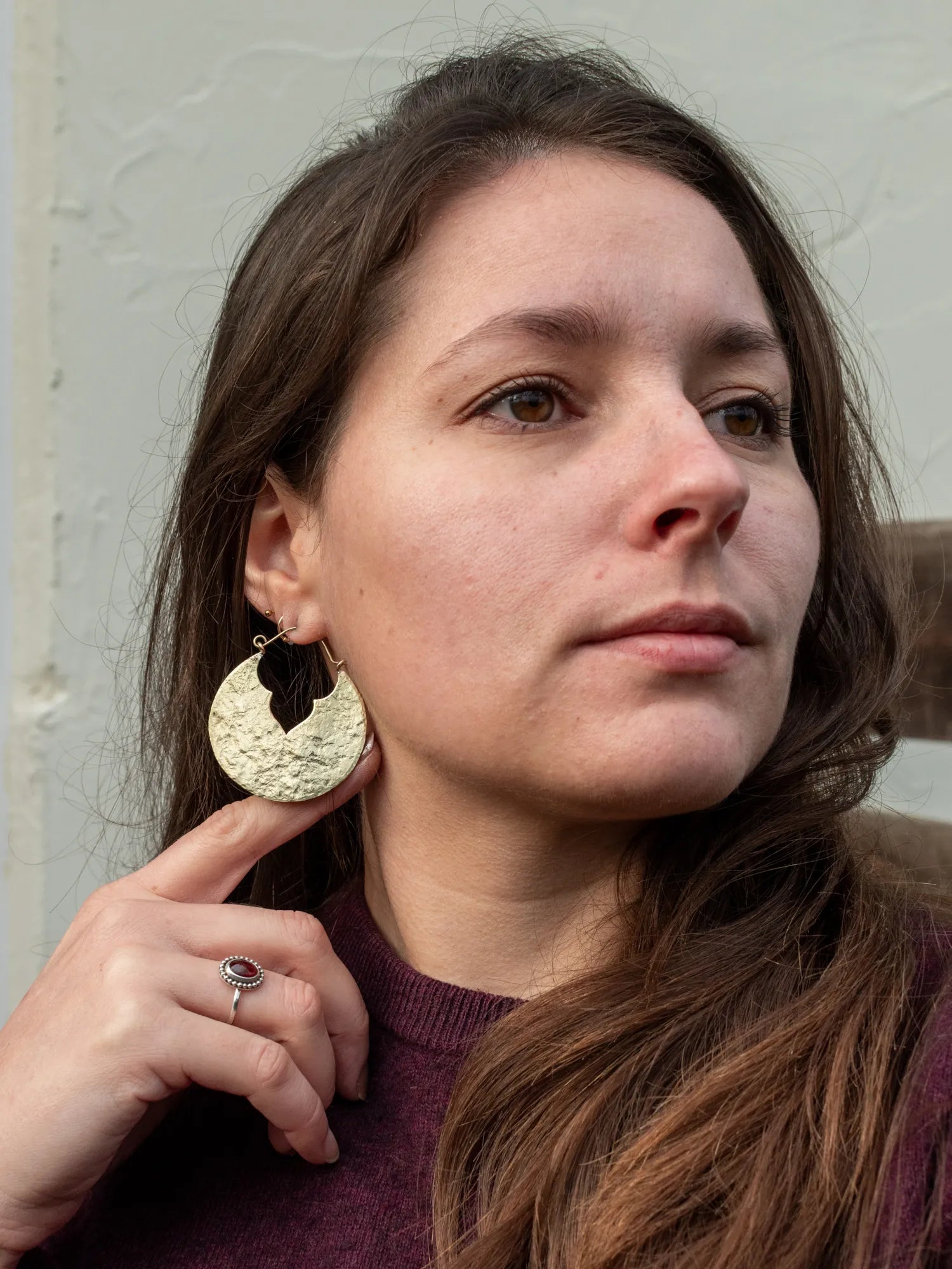 Créoles artisanales en laiton texturé