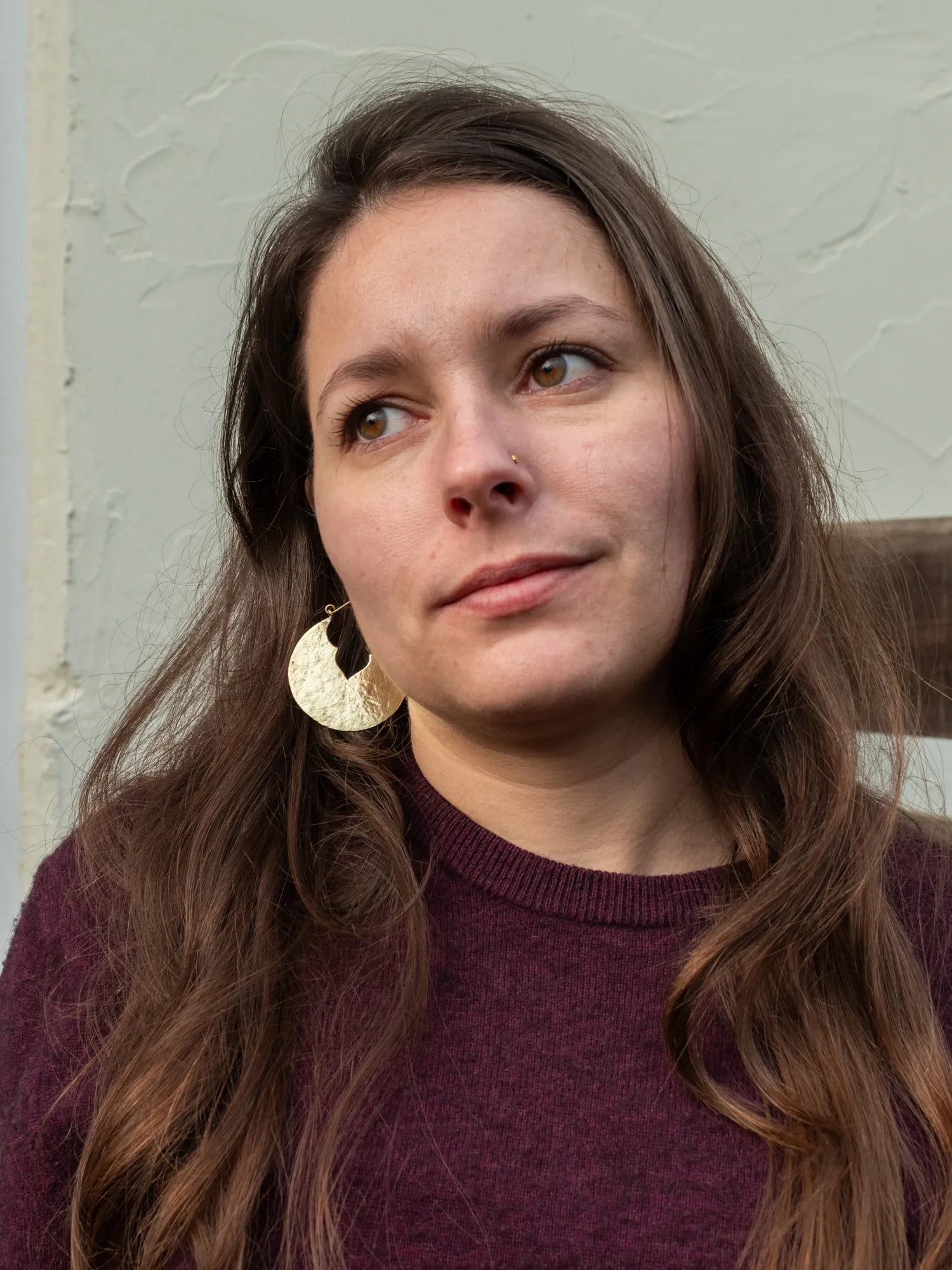 Créoles artisanales en laiton texturé