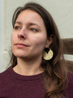 Créoles artisanales en laiton texturé