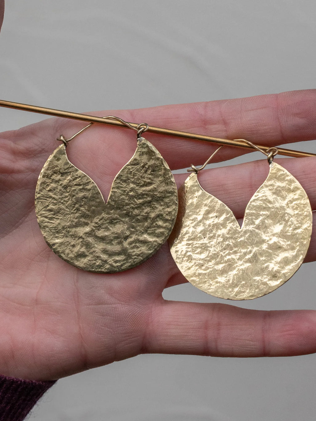 Créoles artisanales en laiton texturé