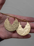 Créoles artisanales en laiton texturé