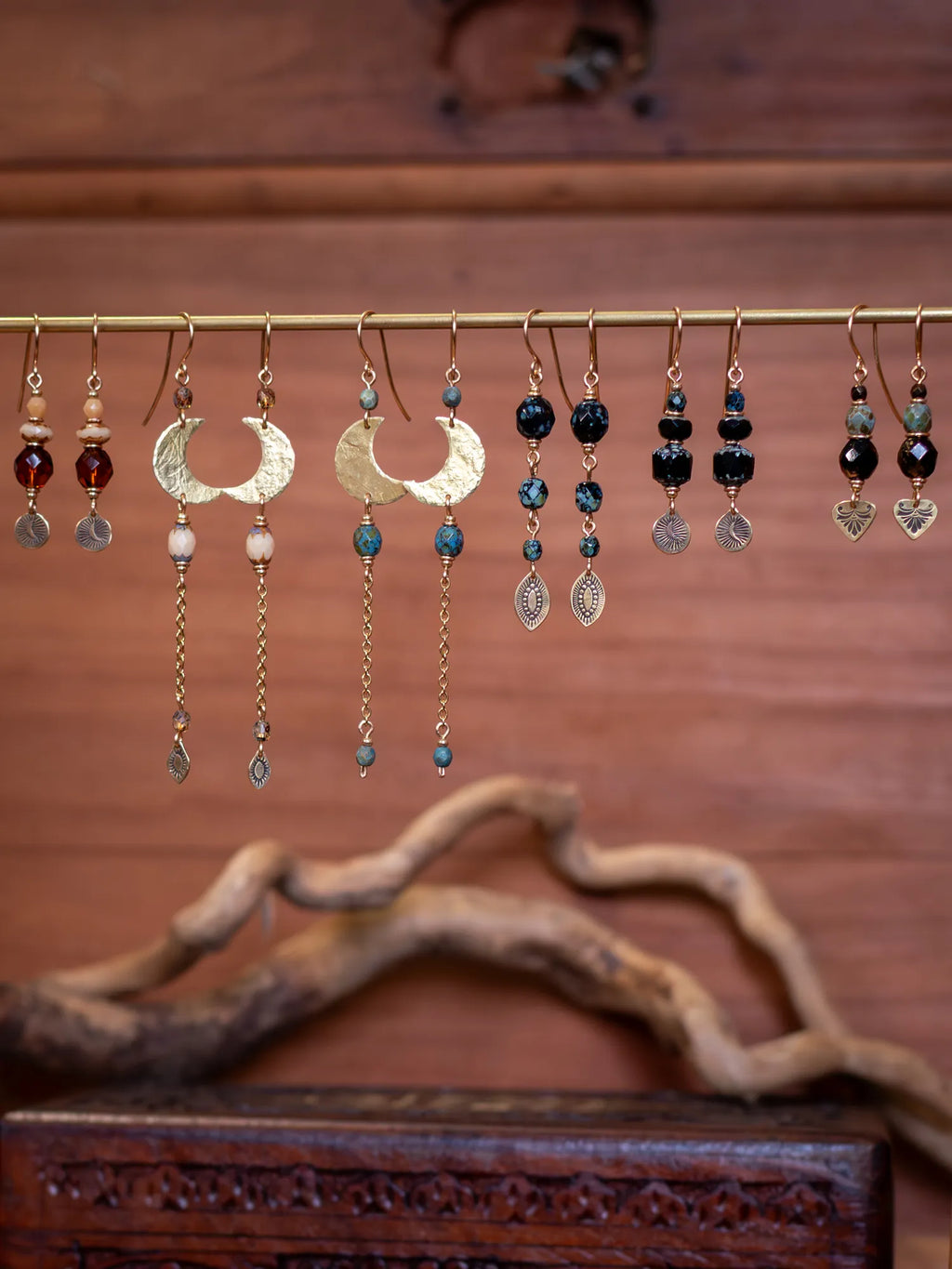 Boucles d’oreilles artisanales en laiton et perles en verre tchèque – éclat de lune (noires)