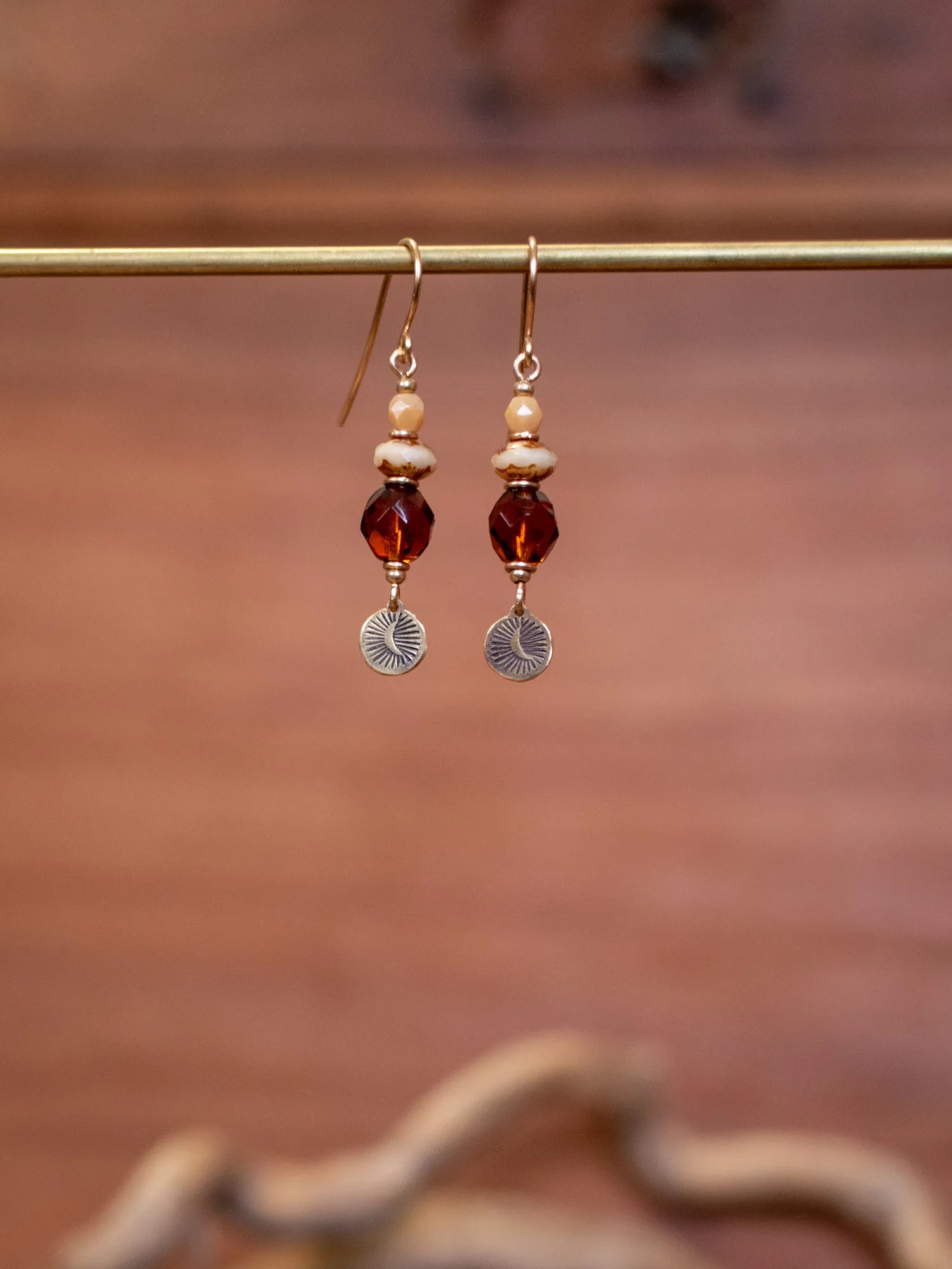 Boucles d’oreilles artisanales en laiton et perles en verre tchèque – éclat de lune (Topazes)