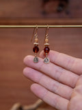 Boucles d’oreilles artisanales en laiton et perles en verre tchèque – éclat de lune (Topazes)