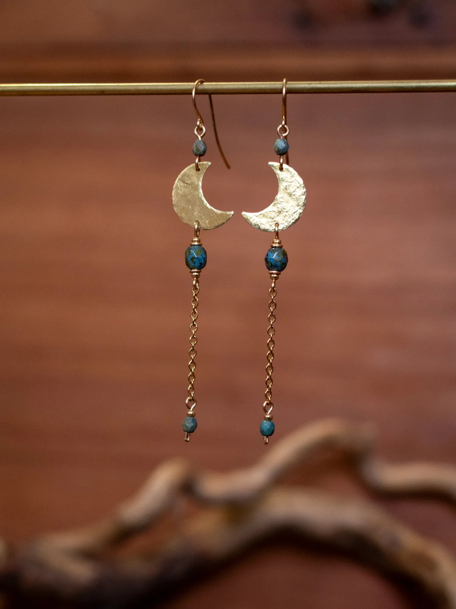 Boucles d’oreilles artisanales en laiton et perles en verre tchèque – Lunes bleues
