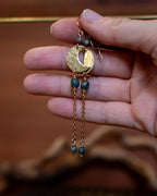 Boucles d’oreilles artisanales en laiton et perles en verre tchèque – Lunes bleues