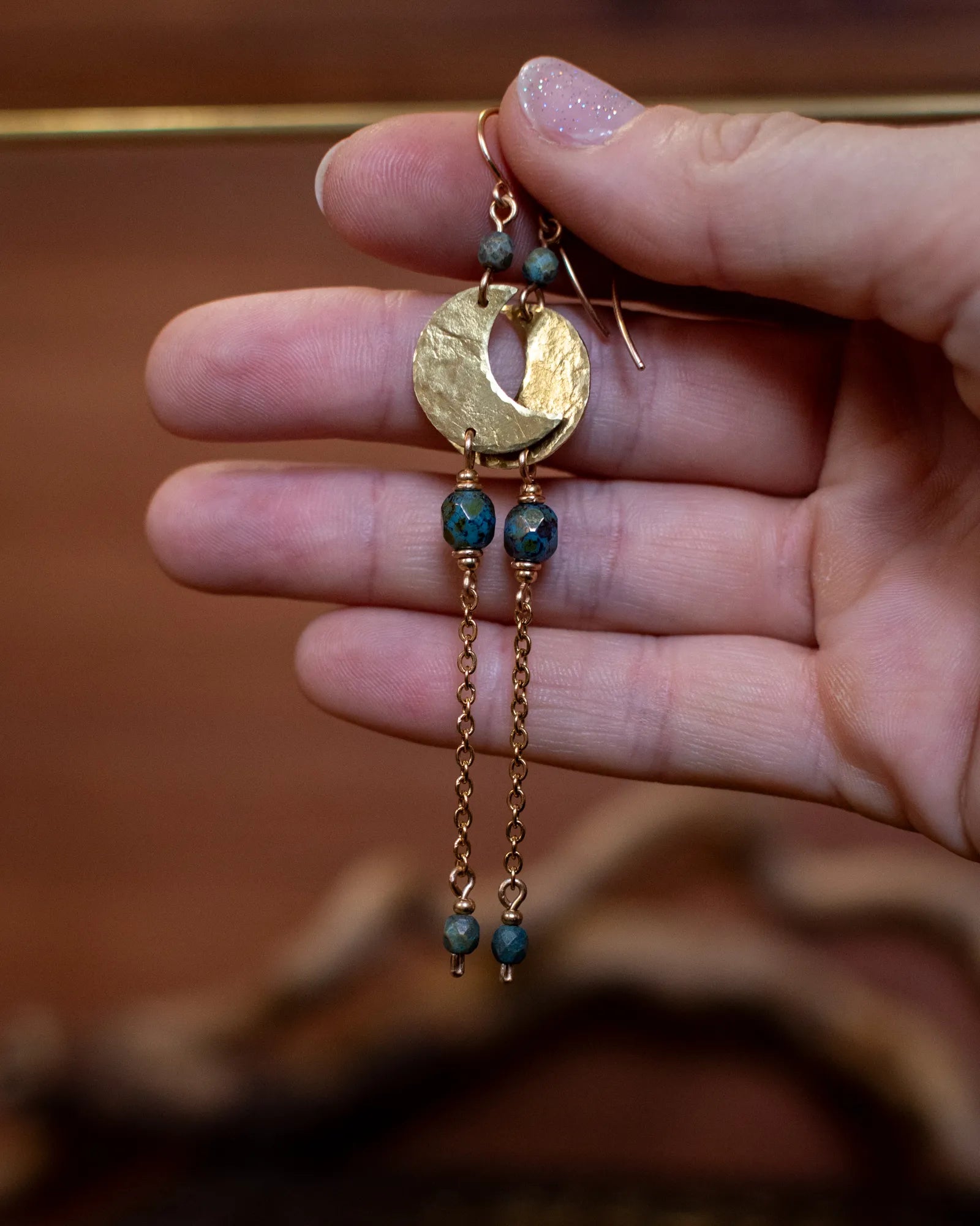 Boucles d’oreilles artisanales en laiton et perles en verre tchèque – Lunes bleues