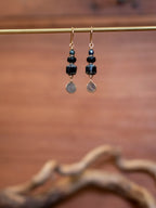 Boucles d’oreilles artisanales en laiton et perles en verre tchèque – éclat de lune (noires)