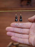 Boucles d’oreilles artisanales en laiton et perles en verre tchèque – éclat de lune (noires)