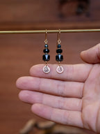 Boucles d’oreilles artisanales en laiton et perles en verre tchèque – éclat de lune (noires)
