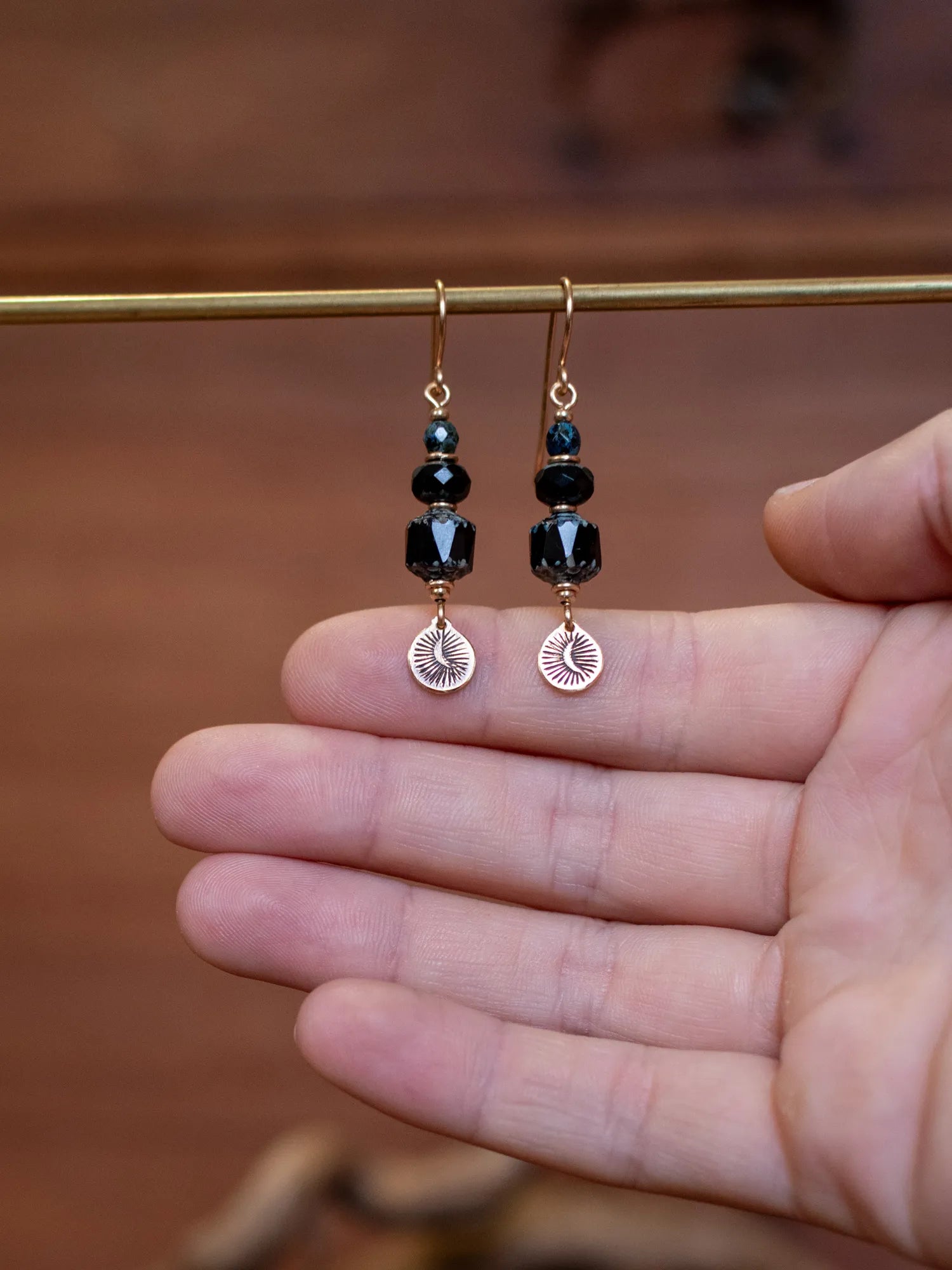 Boucles d’oreilles artisanales en laiton et perles en verre tchèque – éclat de lune (noires)