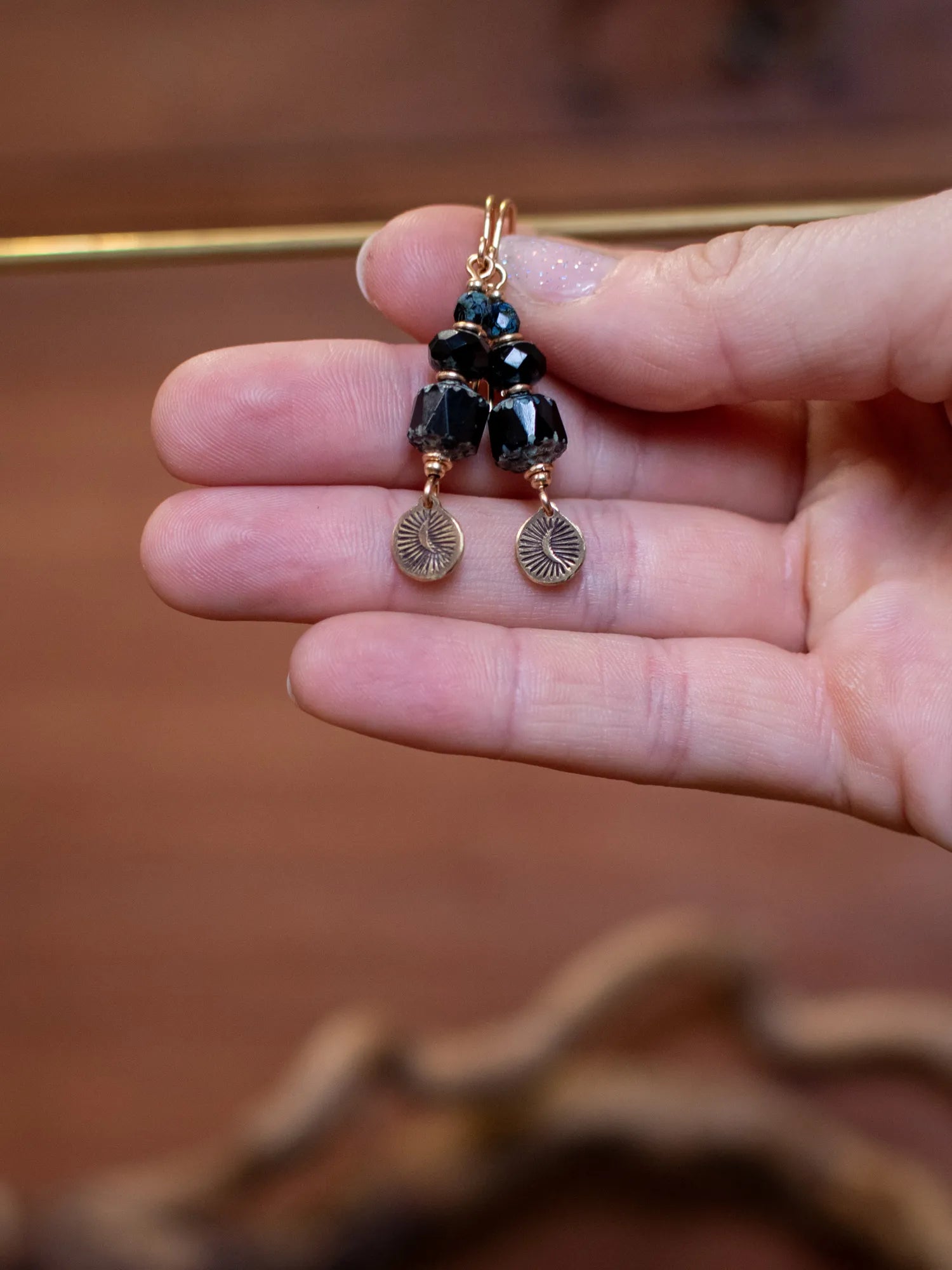 Boucles d’oreilles artisanales en laiton et perles en verre tchèque – éclat de lune (noires)