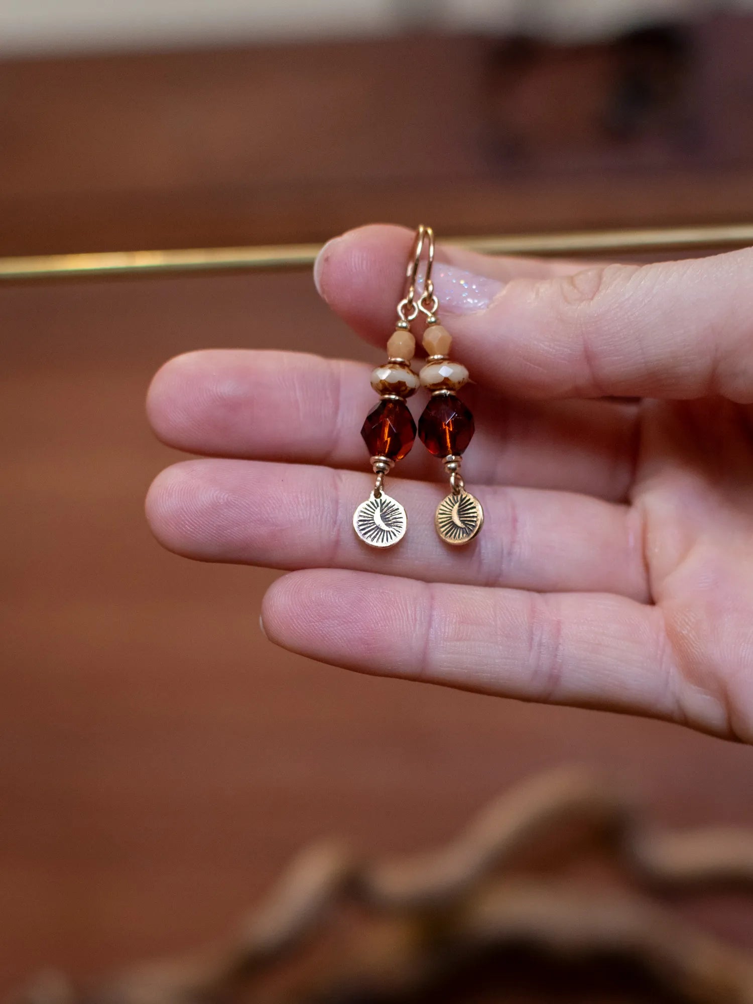 Boucles d’oreilles artisanales en laiton et perles en verre tchèque – éclat de lune (Topazes)