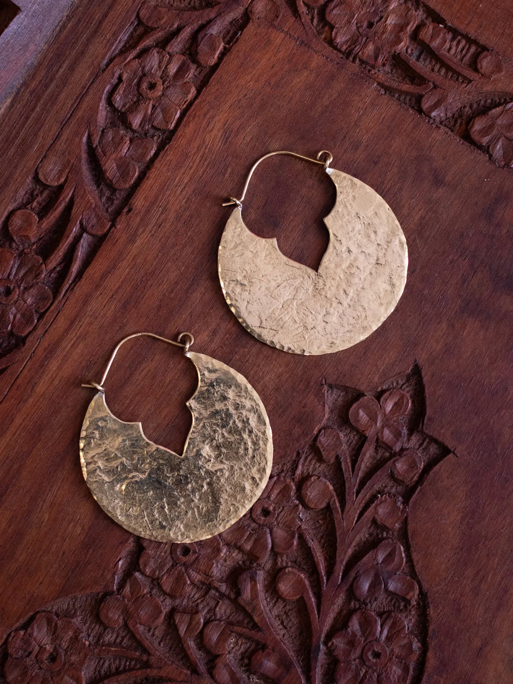 Créoles artisanales en laiton texturé