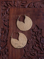 Créoles artisanales en laiton texturé