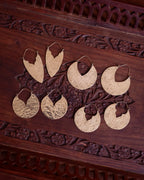 Créoles artisanales en laiton texturé