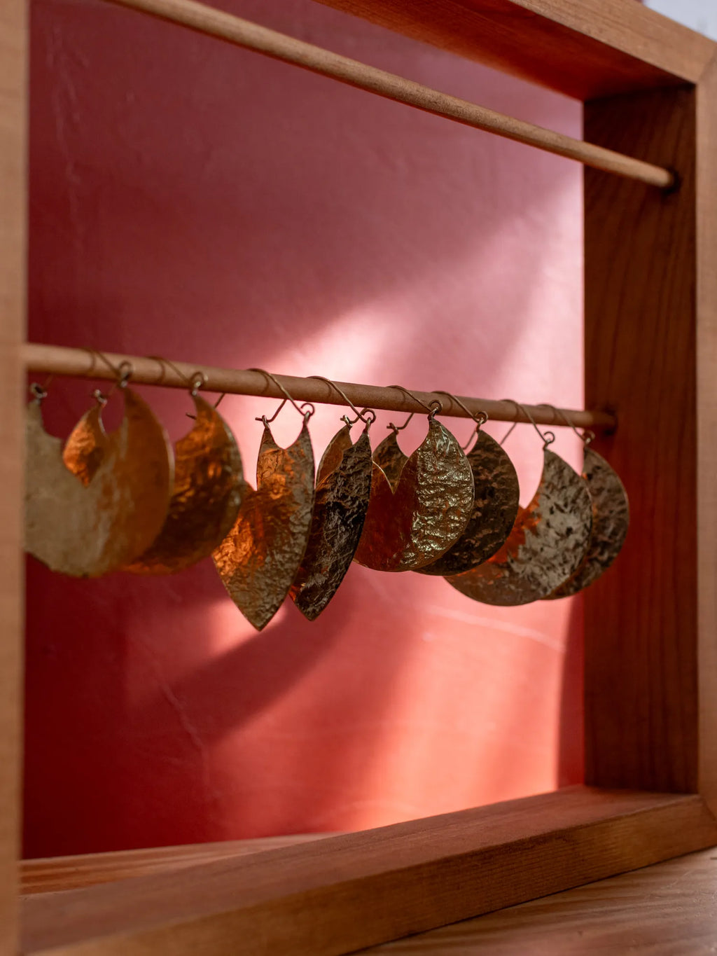 Créoles artisanales en laiton texturé