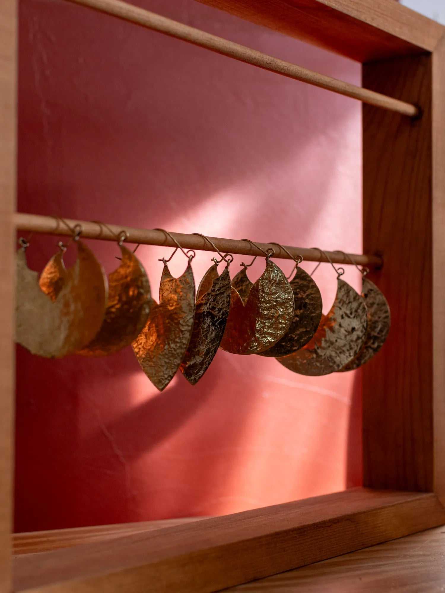 Créoles artisanales en laiton texturé