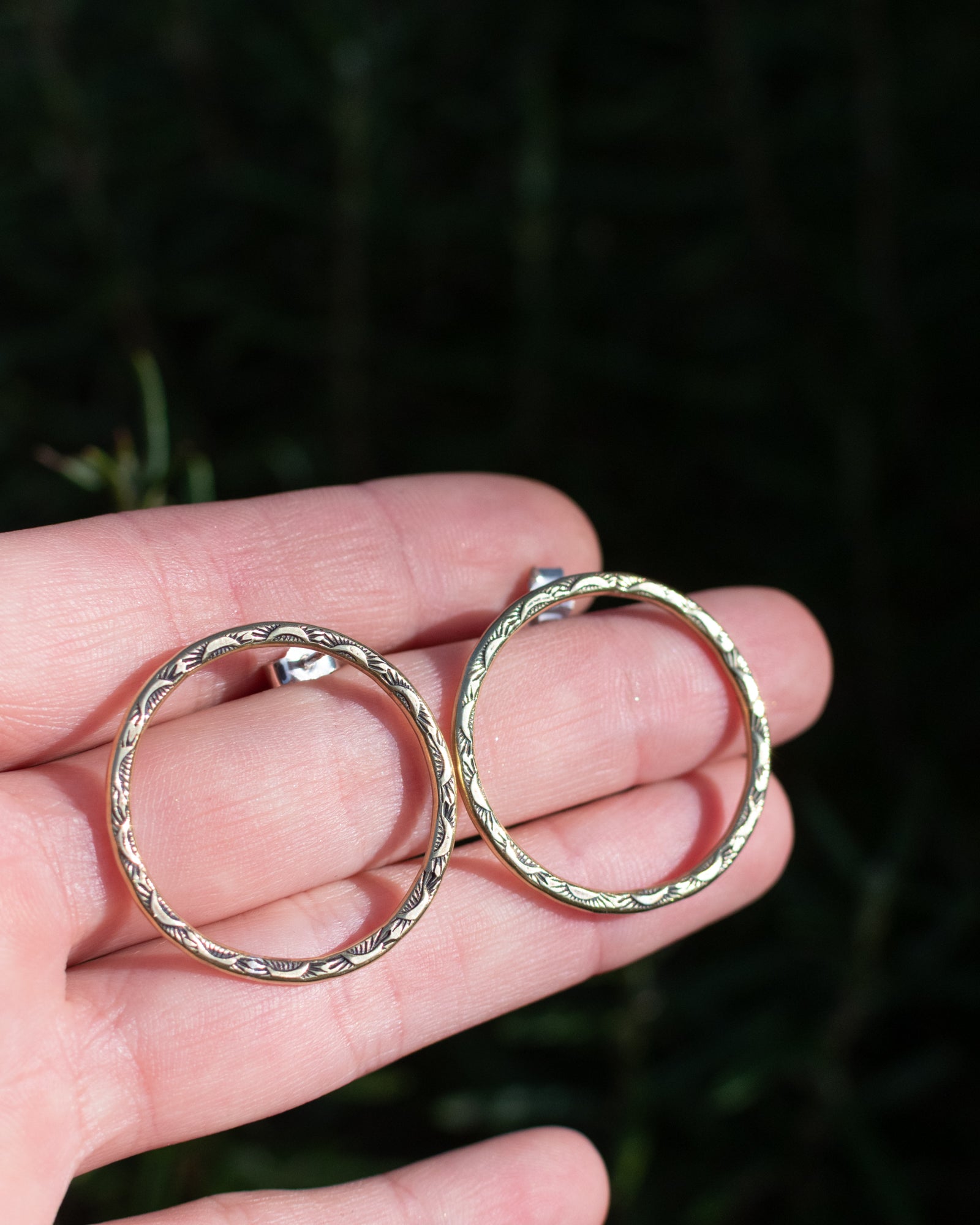 Petites créoles en laiton motif petites lunes