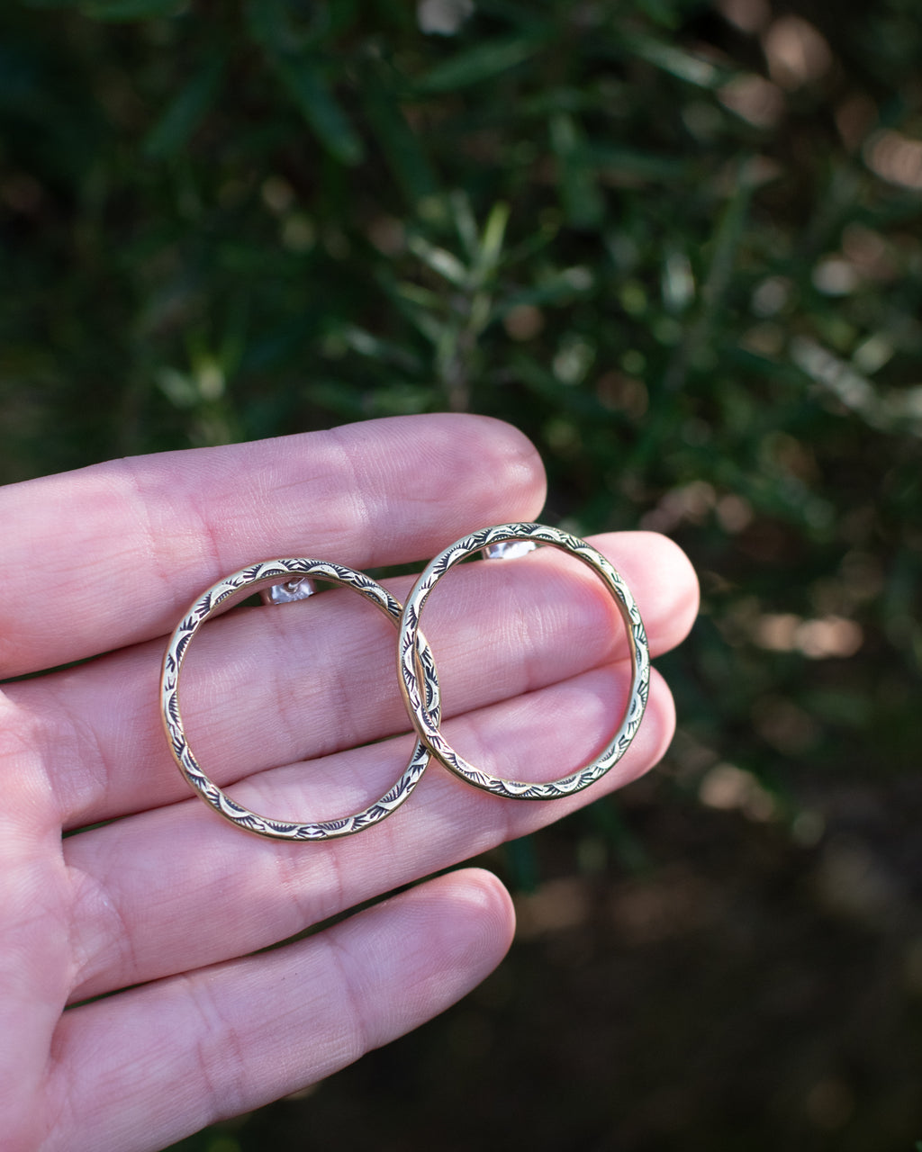 Petites créoles en laiton motif petites lunes