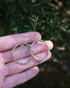 Petites créoles en laiton motif petites lunes