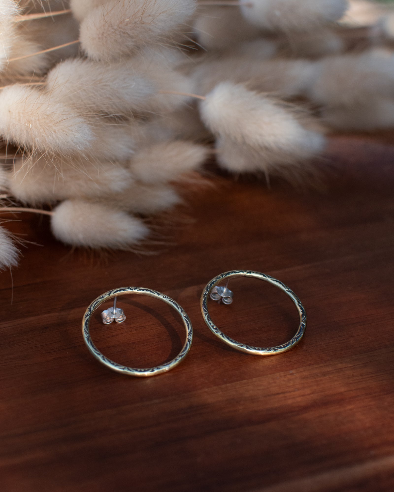 Petites créoles en laiton motif zig zag