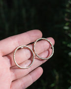 Petites créoles en laiton motif zig zag