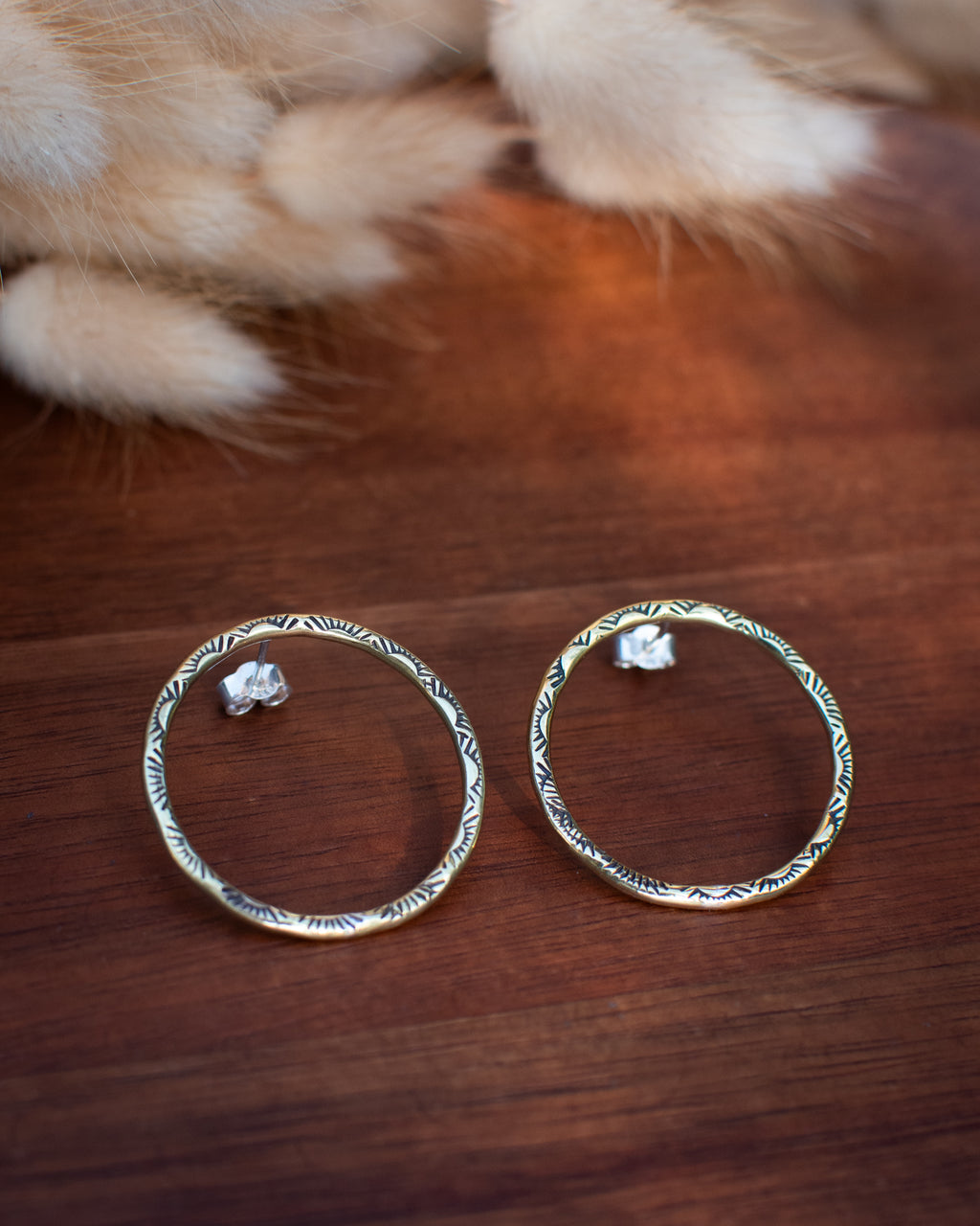 Petites créoles en laiton motif rayons de soleil