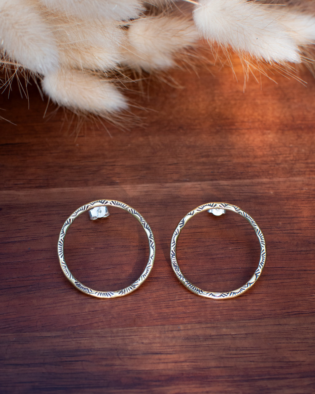 Petites créoles en laiton motif rayons de soleil