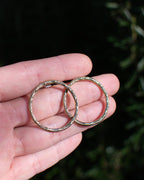 Petites créoles en laiton motif rayons de soleil