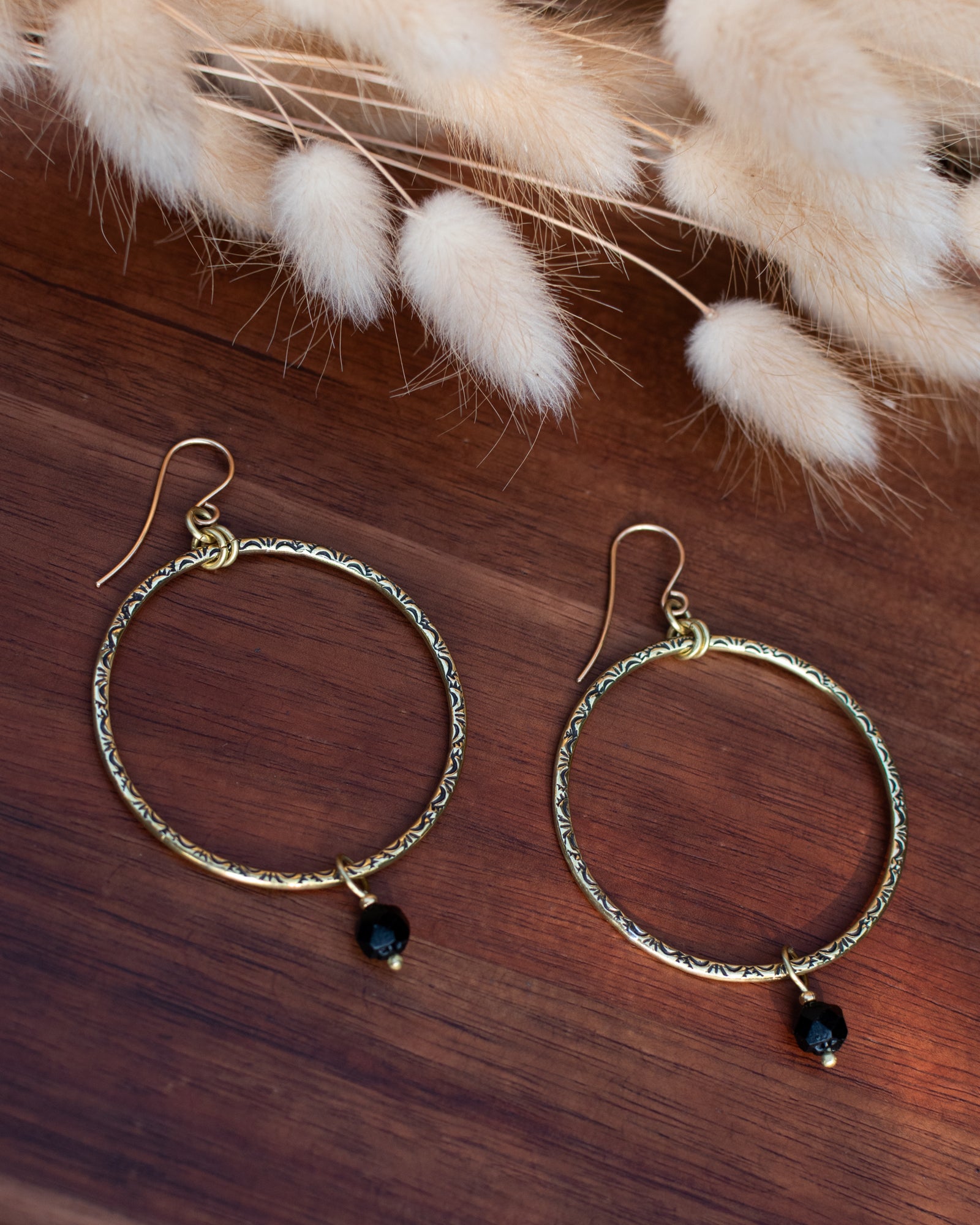 Créoles en laiton poinçonné et perles en verre tchèque noires- Les Essentielles