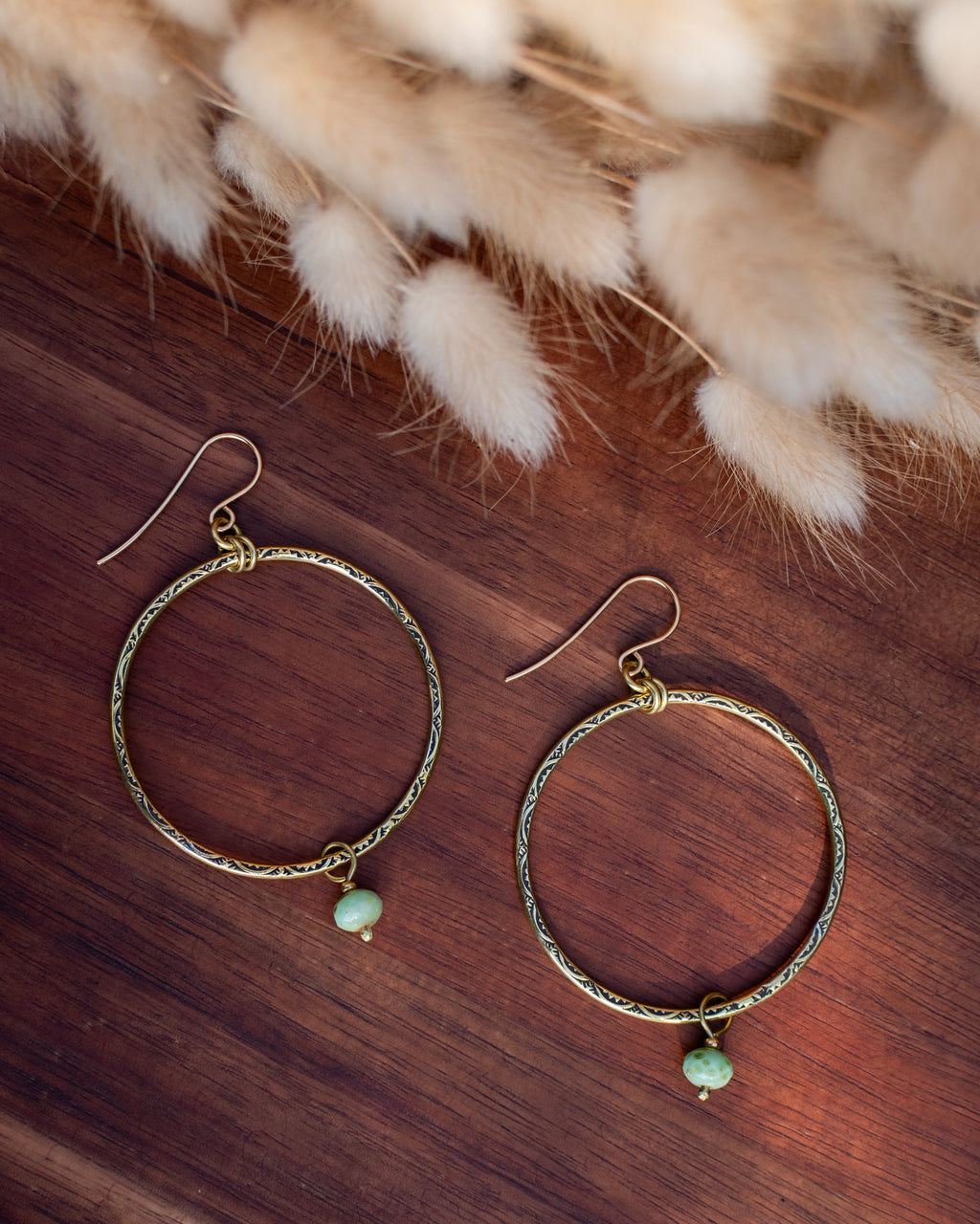 Créoles en laiton poinçonné et perles en verre tchèque bleues vertes – Les Essentielles