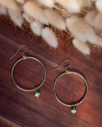 Créoles en laiton poinçonné et perles en verre tchèque bleues vertes – Les Essentielles