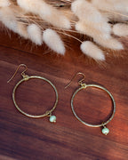 Créoles en laiton poinçonné et perles en verre tchèque bleues vertes – Les Essentielles