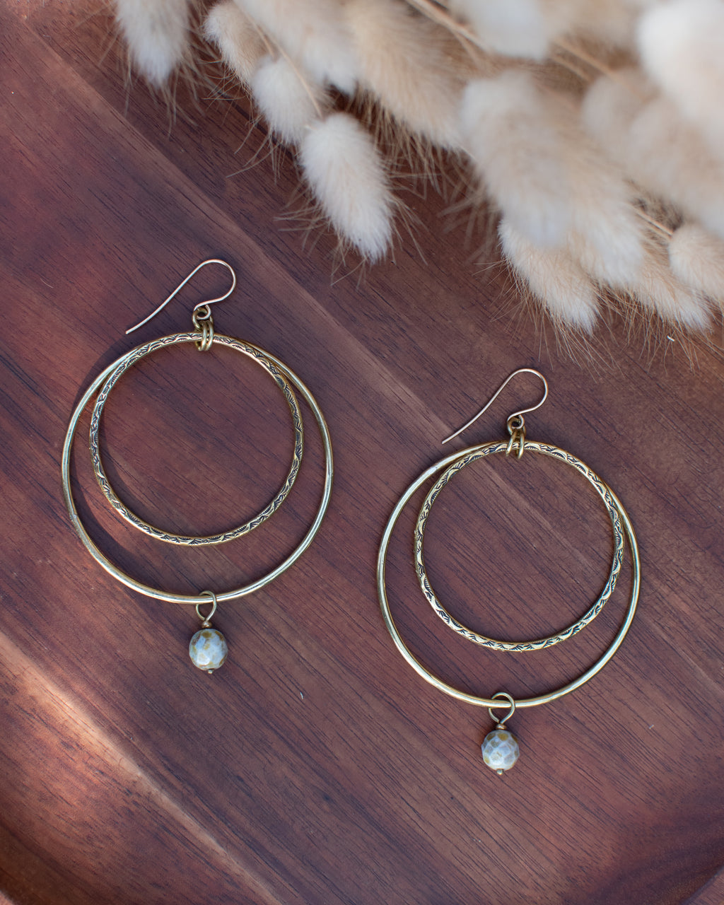 Créoles doubles en laiton et perles en verre tchèque vert/gris/beige – Les irrésistibles