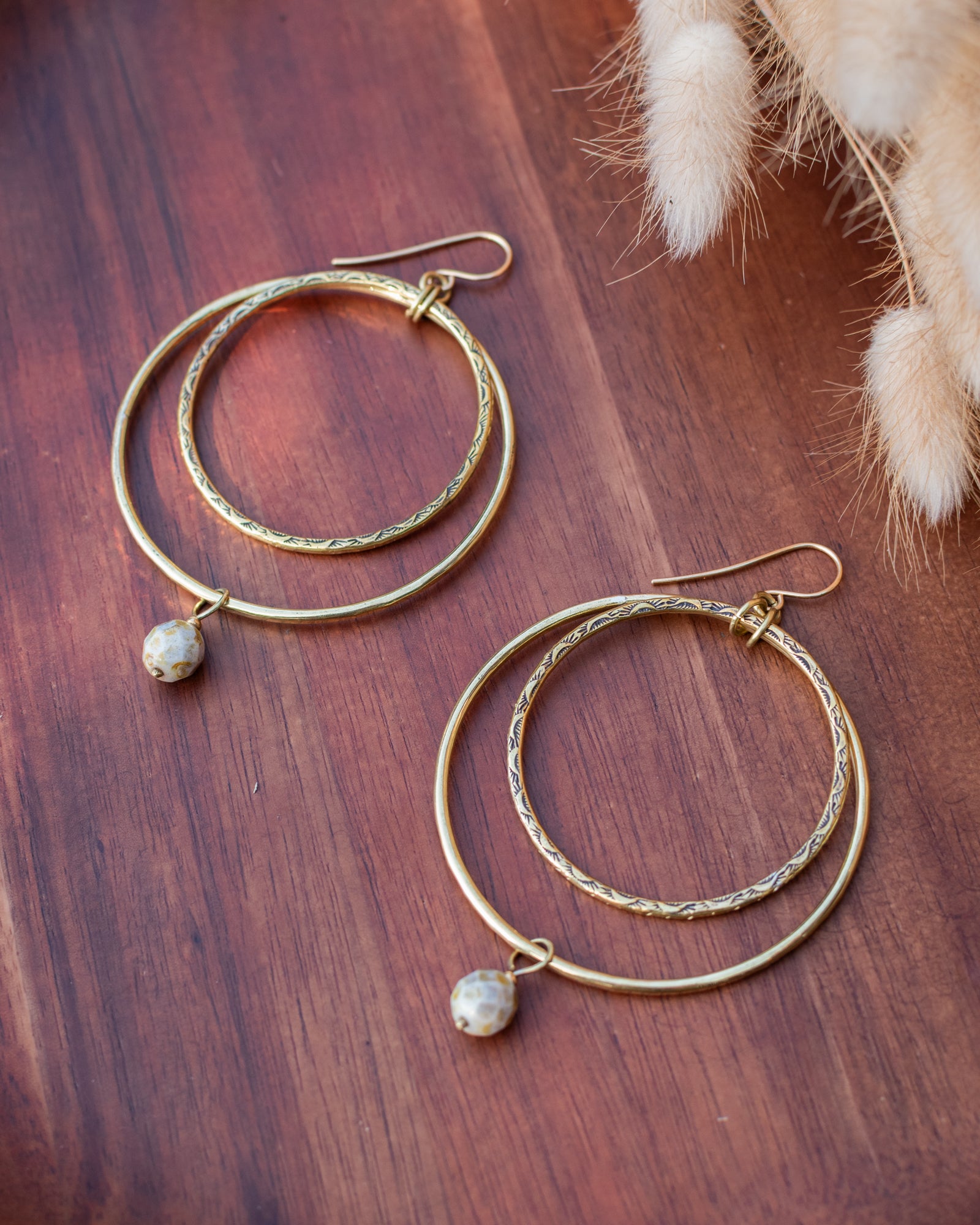 Créoles doubles en laiton et perles en verre tchèque vert/gris/beige – Les irrésistibles