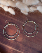 Créoles doubles en laiton et perles en verre tchèque motif zig zag – Les irrésistibles