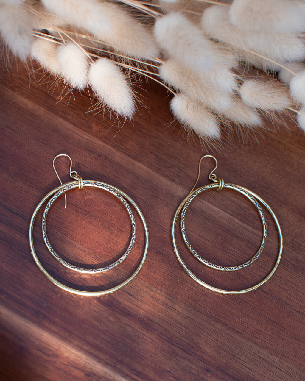 Créoles doubles en laiton et perles en verre tchèque motif zig zag – Les irrésistibles