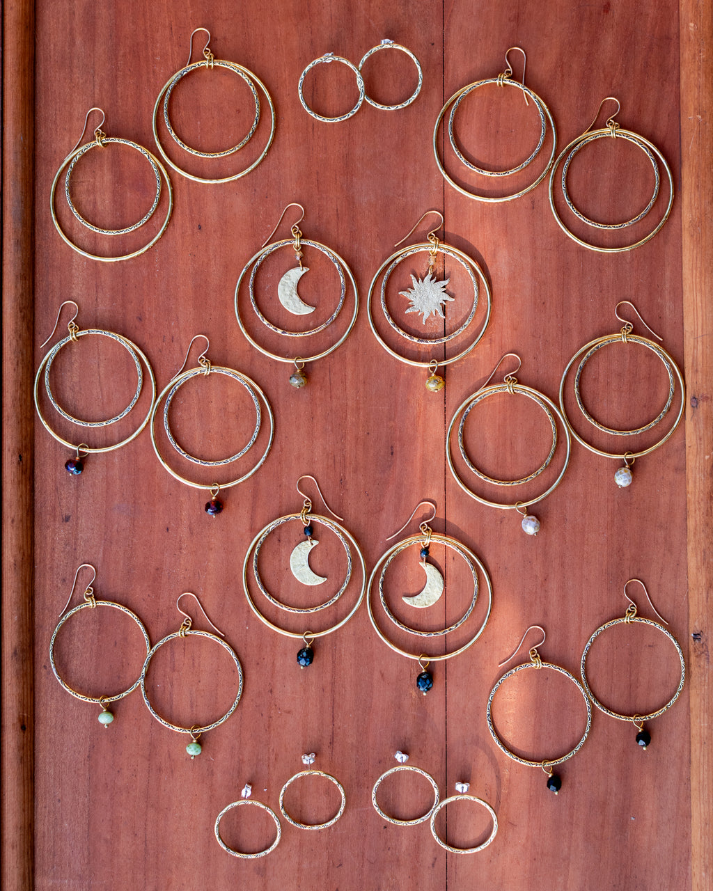 Créoles en laiton poinçonné et perles en verre tchèque noires- Les Essentielles