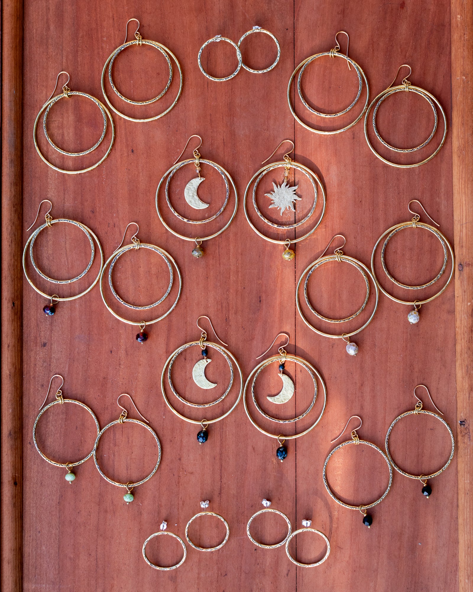 Créoles en laiton poinçonné et perles en verre tchèque noires- Les Essentielles