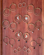 Créoles en laiton poinçonné et perles en verre tchèque bleues vertes – Les Essentielles