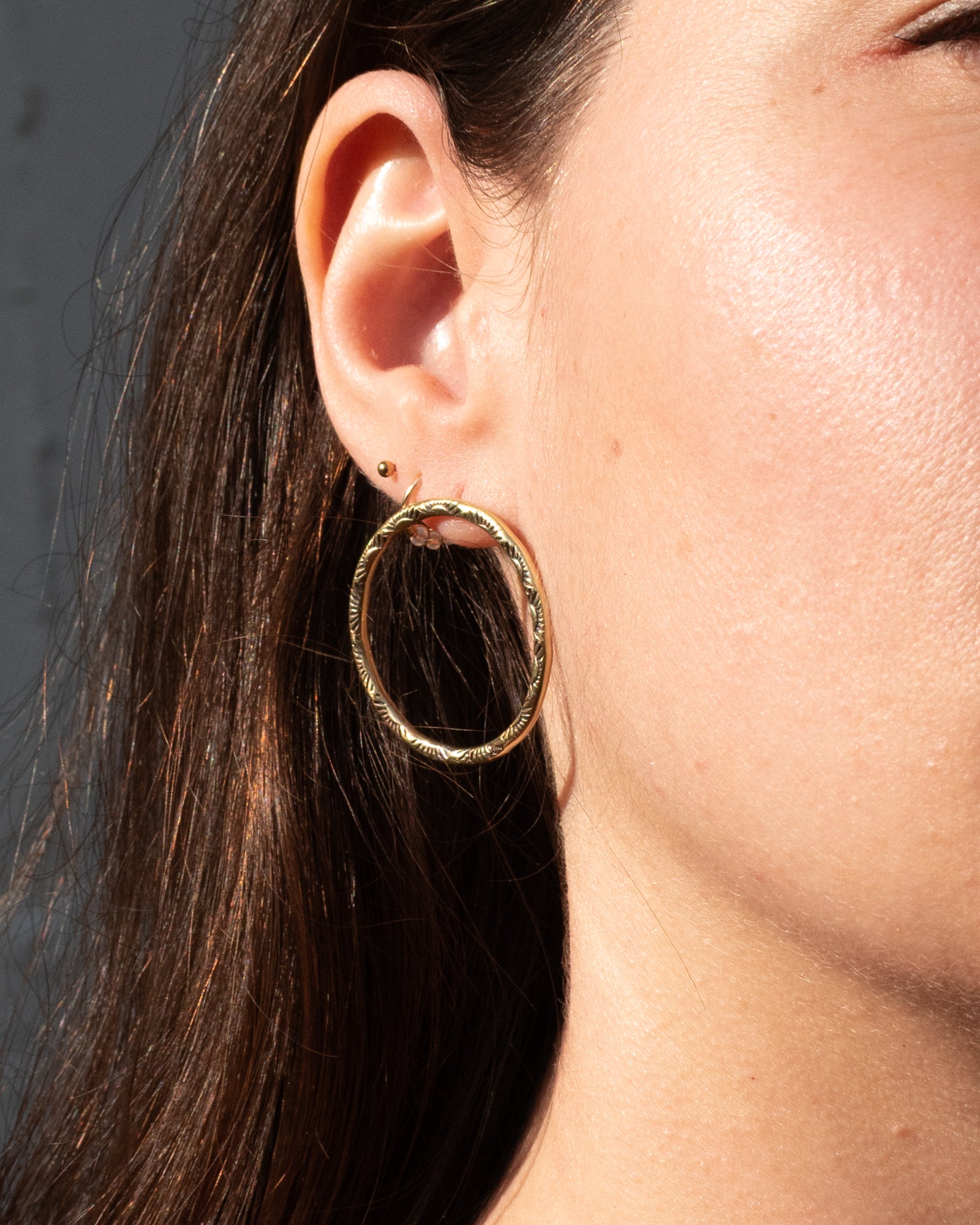 Petites créoles en laiton motif rayons de soleil