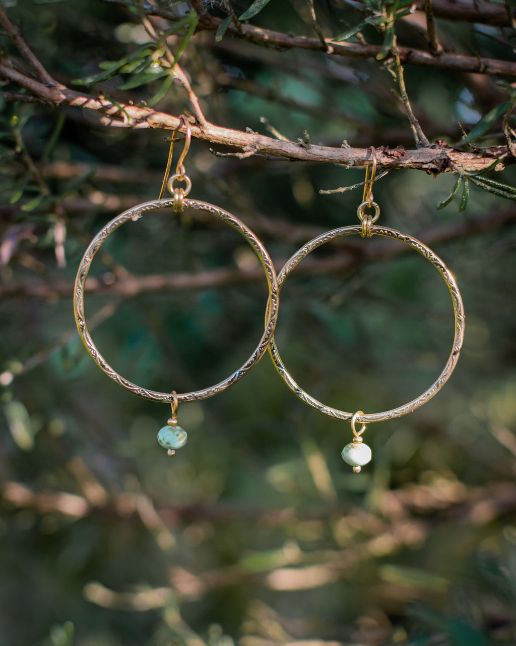 Créoles en laiton poinçonné et perles en verre tchèque bleues vertes – Les Essentielles