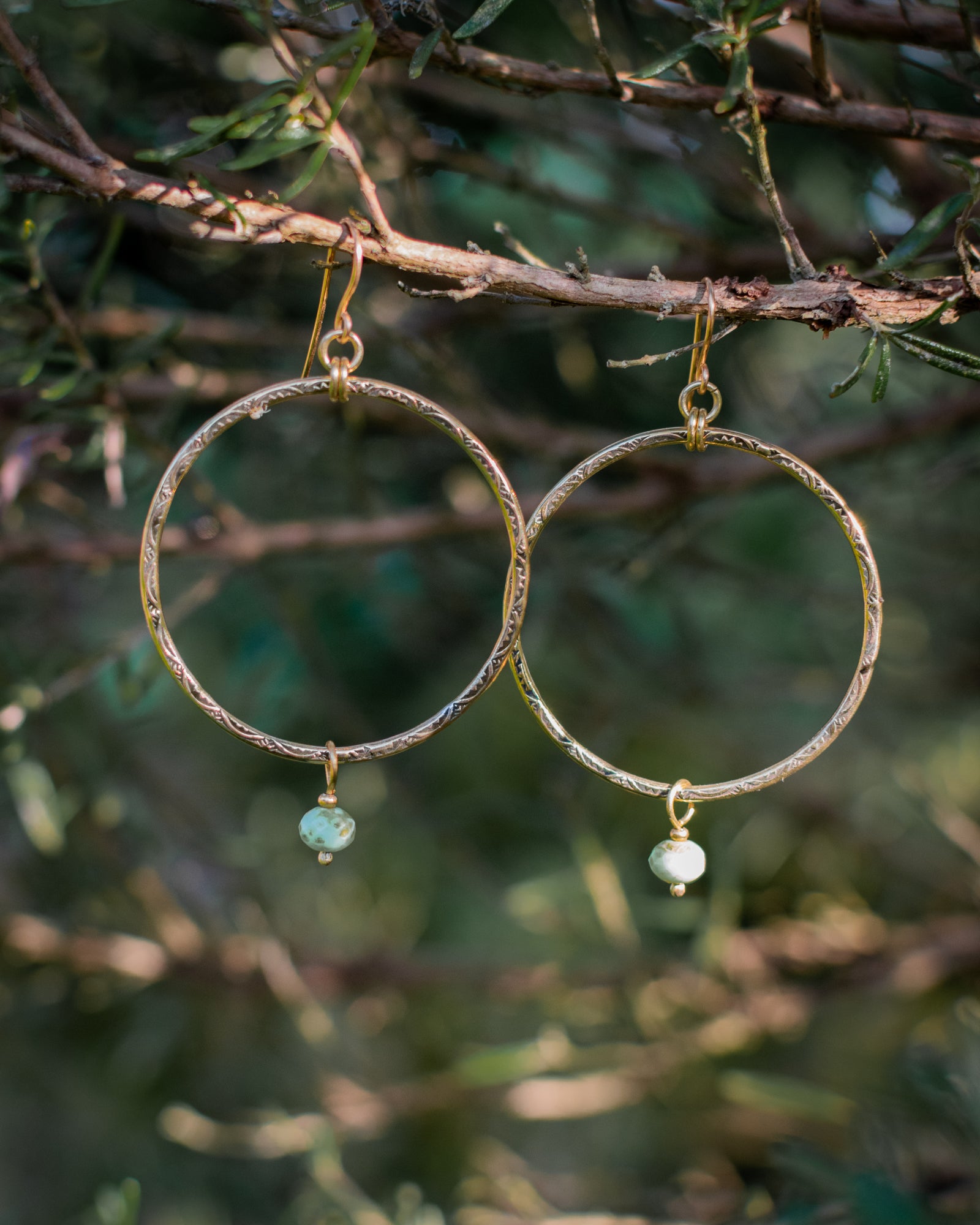 Créoles en laiton poinçonné et perles en verre tchèque bleues vertes – Les Essentielles