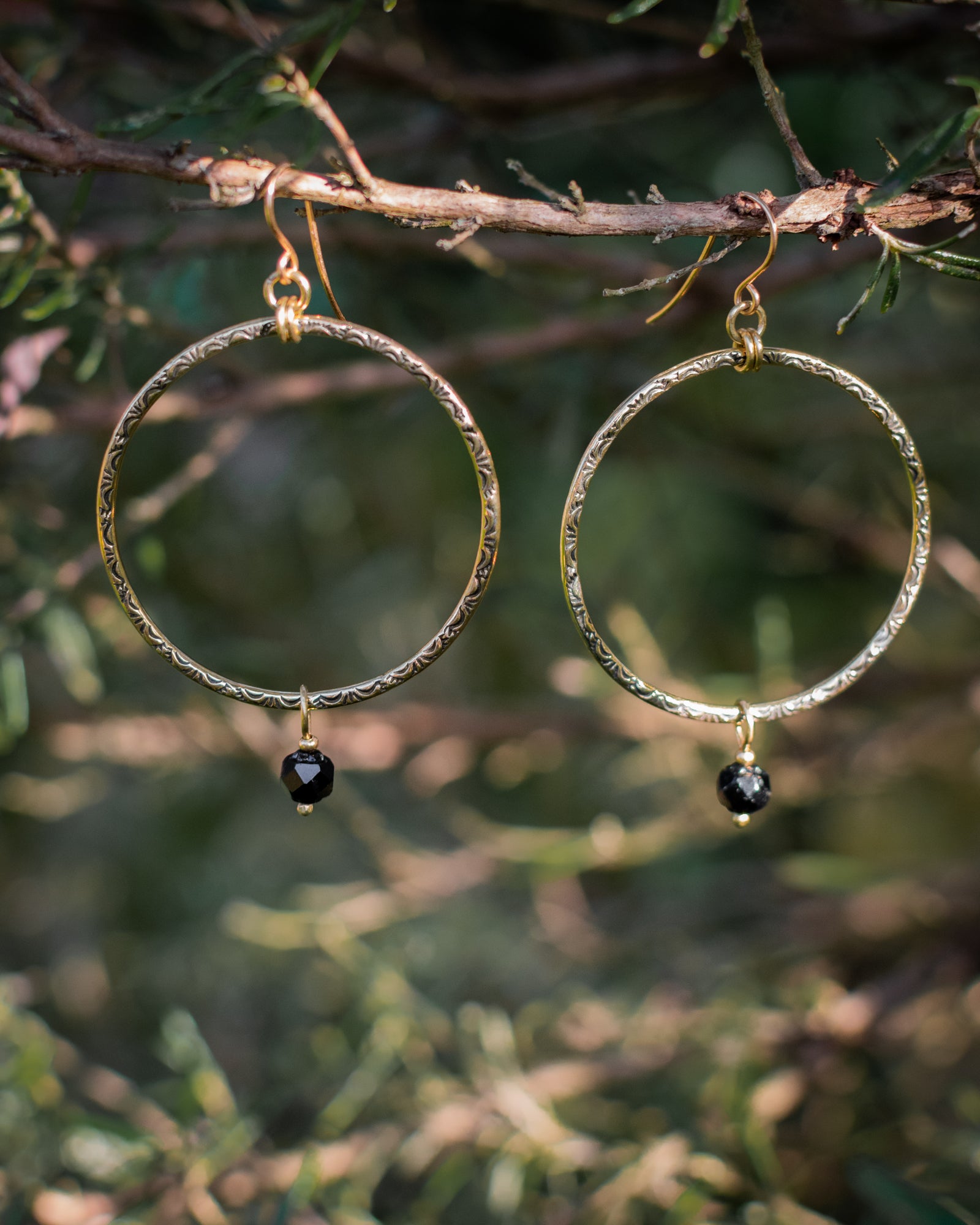 Créoles en laiton poinçonné et perles en verre tchèque noires- Les Essentielles