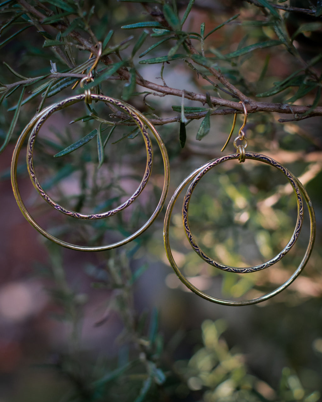 Créoles doubles en laiton et perles en verre tchèque motif zig zag – Les irrésistibles