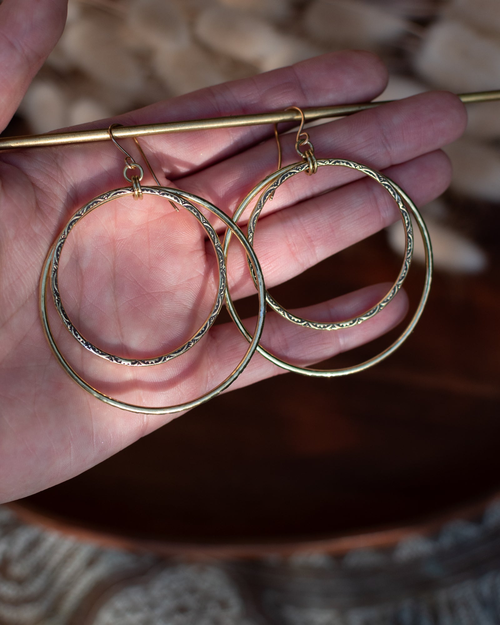 Créoles doubles en laiton et perles en verre tchèque motif zig zag – Les irrésistibles