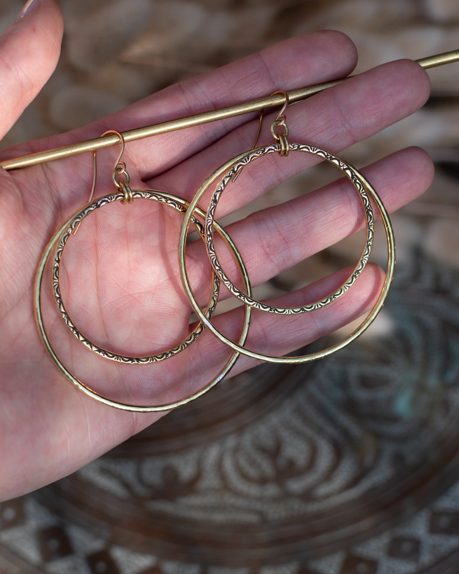 Créoles doubles en laiton et perles en verre tchèque – Les irrésistibles