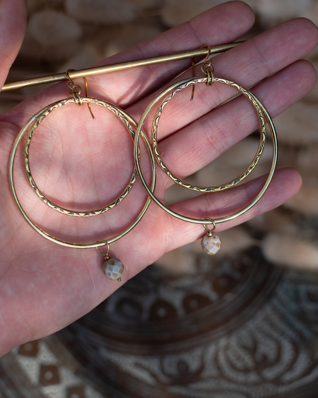 Créoles doubles en laiton et perles en verre tchèque vert/gris/beige – Les irrésistibles